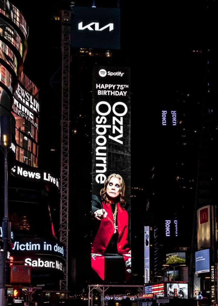 Cartel felicitando a Ozzy por su 75 cumpleaños en Times Square, Nueva York